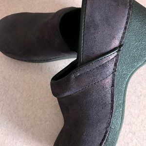 🌂☂️ EXCELLENT LEATHER CLOGS. EGGPLANT 🍆 COLOR